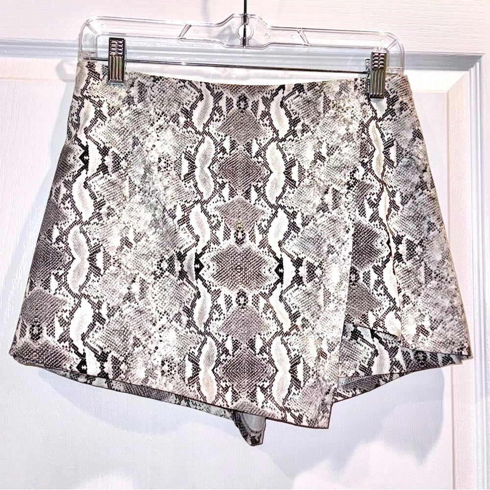 SHE + SKY snakeskin skort shorts women’s size small 4 6